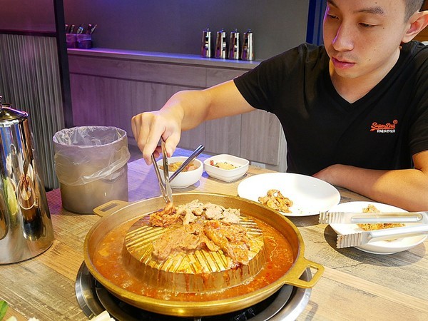 阿豬嘻烤肉村：阿豬嘻烤肉村-台北西門町韓式吃到飽  菜色種類多  肉品、熟食都不少  兩個人以上還有一份韓式泡菜鍋  多人聚餐超適合