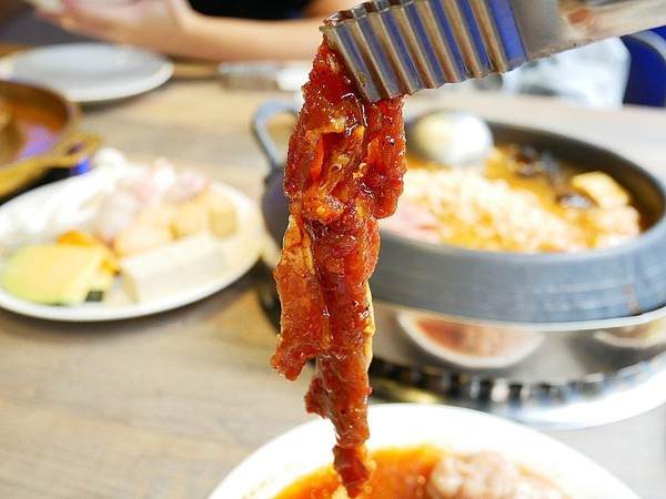 阿豬嘻烤肉村：阿豬嘻烤肉村-台北西門町韓式吃到飽  菜色種類多  肉品、熟食都不少  兩個人以上還有一份韓式泡菜鍋  多人聚餐超適合