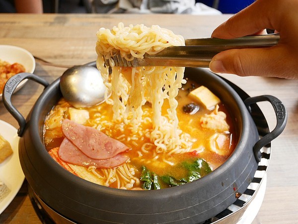 阿豬嘻烤肉村：阿豬嘻烤肉村-台北西門町韓式吃到飽  菜色種類多  肉品、熟食都不少  兩個人以上還有一份韓式泡菜鍋  多人聚餐超適合