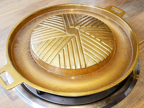 阿豬嘻烤肉村：阿豬嘻烤肉村-台北西門町韓式吃到飽  菜色種類多  肉品、熟食都不少  兩個人以上還有一份韓式泡菜鍋  多人聚餐超適合