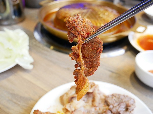 阿豬嘻烤肉村：阿豬嘻烤肉村-台北西門町韓式吃到飽  菜色種類多  肉品、熟食都不少  兩個人以上還有一份韓式泡菜鍋  多人聚餐超適合
