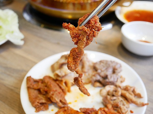 阿豬嘻烤肉村：阿豬嘻烤肉村-台北西門町韓式吃到飽  菜色種類多  肉品、熟食都不少  兩個人以上還有一份韓式泡菜鍋  多人聚餐超適合