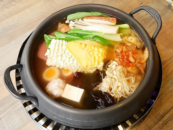 阿豬嘻烤肉村：阿豬嘻烤肉村-台北西門町韓式吃到飽  菜色種類多  肉品、熟食都不少  兩個人以上還有一份韓式泡菜鍋  多人聚餐超適合
