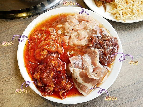阿豬嘻烤肉村：阿豬嘻烤肉村-台北西門町韓式吃到飽  菜色種類多  肉品、熟食都不少  兩個人以上還有一份韓式泡菜鍋  多人聚餐超適合