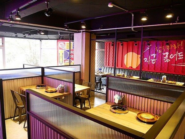 阿豬嘻烤肉村：阿豬嘻烤肉村-台北西門町韓式吃到飽  菜色種類多  肉品、熟食都不少  兩個人以上還有一份韓式泡菜鍋  多人聚餐超適合