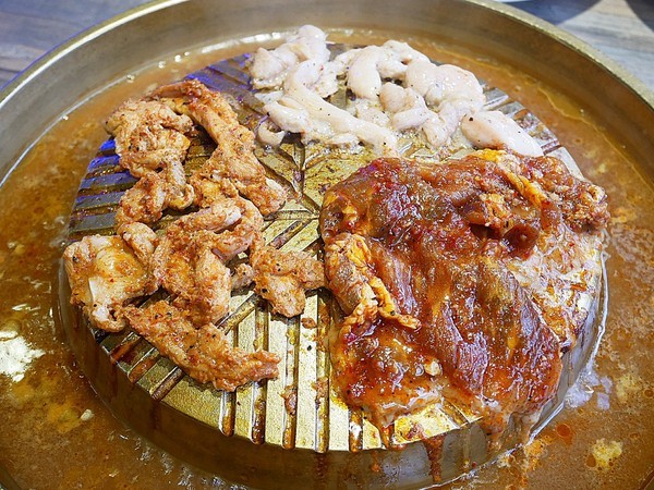 阿豬嘻烤肉村：阿豬嘻烤肉村-台北西門町韓式吃到飽  菜色種類多  肉品、熟食都不少  兩個人以上還有一份韓式泡菜鍋  多人聚餐超適合