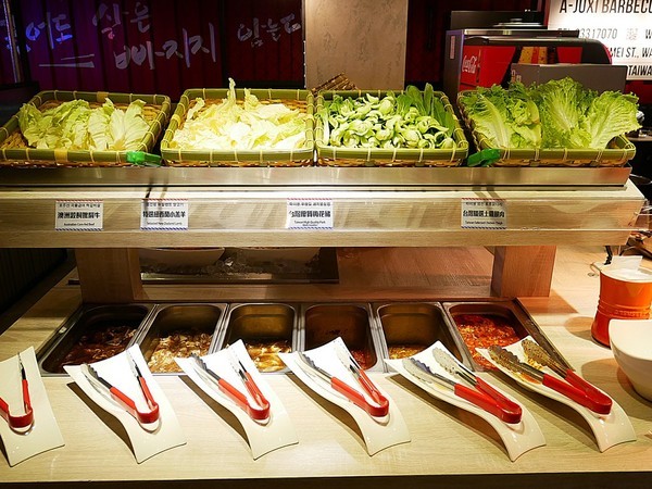 阿豬嘻烤肉村：阿豬嘻烤肉村-台北西門町韓式吃到飽  菜色種類多  肉品、熟食都不少  兩個人以上還有一份韓式泡菜鍋  多人聚餐超適合