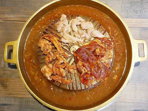 阿豬嘻烤肉村：阿豬嘻烤肉村-台北西門町韓式吃到飽  菜色種類多  肉品、熟食都不少  兩個人以上還有一份韓式泡菜鍋  多人聚餐超適合