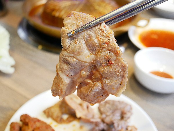 阿豬嘻烤肉村：阿豬嘻烤肉村-台北西門町韓式吃到飽  菜色種類多  肉品、熟食都不少  兩個人以上還有一份韓式泡菜鍋  多人聚餐超適合