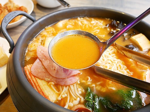 阿豬嘻烤肉村：阿豬嘻烤肉村-台北西門町韓式吃到飽  菜色種類多  肉品、熟食都不少  兩個人以上還有一份韓式泡菜鍋  多人聚餐超適合