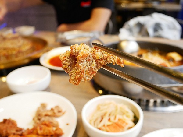 阿豬嘻烤肉村：阿豬嘻烤肉村-台北西門町韓式吃到飽  菜色種類多  肉品、熟食都不少  兩個人以上還有一份韓式泡菜鍋  多人聚餐超適合