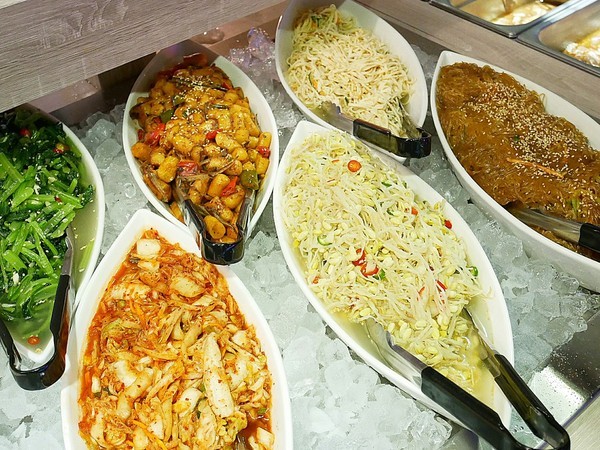 阿豬嘻烤肉村：阿豬嘻烤肉村-台北西門町韓式吃到飽  菜色種類多  肉品、熟食都不少  兩個人以上還有一份韓式泡菜鍋  多人聚餐超適合