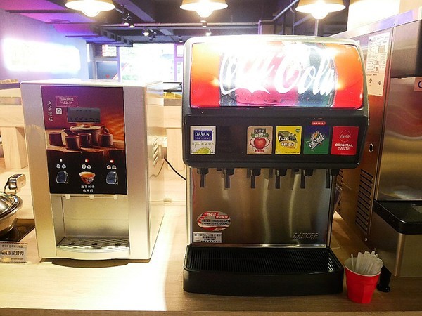 阿豬嘻烤肉村：阿豬嘻烤肉村-台北西門町韓式吃到飽  菜色種類多  肉品、熟食都不少  兩個人以上還有一份韓式泡菜鍋  多人聚餐超適合