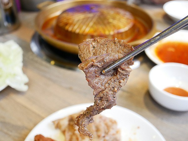 阿豬嘻烤肉村：阿豬嘻烤肉村-台北西門町韓式吃到飽  菜色種類多  肉品、熟食都不少  兩個人以上還有一份韓式泡菜鍋  多人聚餐超適合