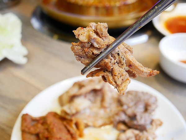 阿豬嘻烤肉村：阿豬嘻烤肉村-台北西門町韓式吃到飽  菜色種類多  肉品、熟食都不少  兩個人以上還有一份韓式泡菜鍋  多人聚餐超適合