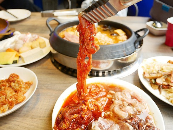 阿豬嘻烤肉村：阿豬嘻烤肉村-台北西門町韓式吃到飽  菜色種類多  肉品、熟食都不少  兩個人以上還有一份韓式泡菜鍋  多人聚餐超適合