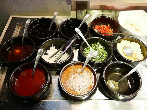 阿豬嘻烤肉村：阿豬嘻烤肉村-台北西門町韓式吃到飽  菜色種類多  肉品、熟食都不少  兩個人以上還有一份韓式泡菜鍋  多人聚餐超適合