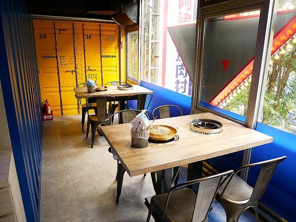 阿豬嘻烤肉村：阿豬嘻烤肉村-台北西門町韓式吃到飽  菜色種類多  肉品、熟食都不少  兩個人以上還有一份韓式泡菜鍋  多人聚餐超適合