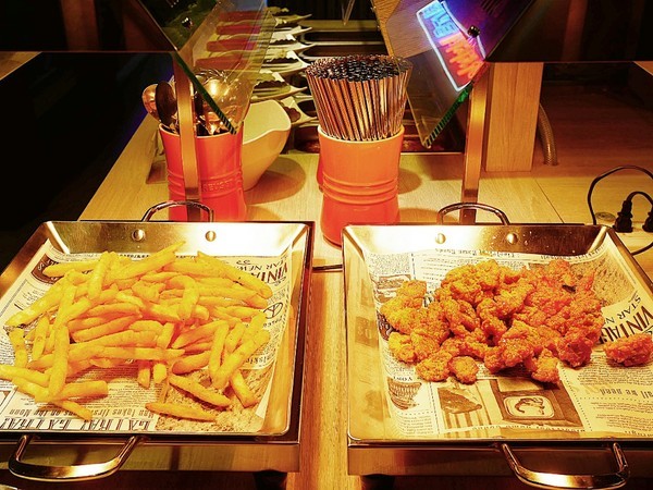 阿豬嘻烤肉村：阿豬嘻烤肉村-台北西門町韓式吃到飽  菜色種類多  肉品、熟食都不少  兩個人以上還有一份韓式泡菜鍋  多人聚餐超適合