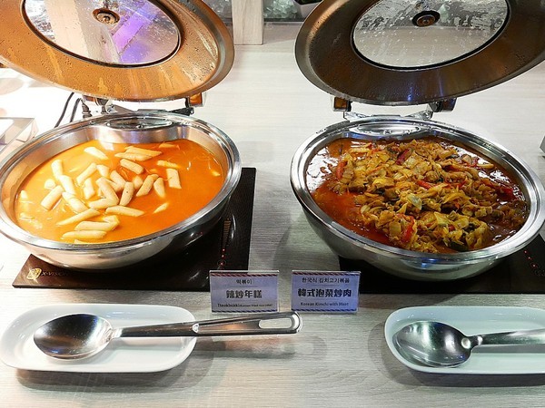 阿豬嘻烤肉村：阿豬嘻烤肉村-台北西門町韓式吃到飽  菜色種類多  肉品、熟食都不少  兩個人以上還有一份韓式泡菜鍋  多人聚餐超適合