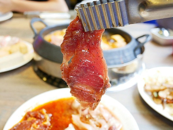 阿豬嘻烤肉村：阿豬嘻烤肉村-台北西門町韓式吃到飽  菜色種類多  肉品、熟食都不少  兩個人以上還有一份韓式泡菜鍋  多人聚餐超適合