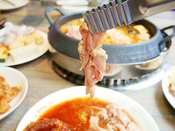 阿豬嘻烤肉村：阿豬嘻烤肉村-台北西門町韓式吃到飽  菜色種類多  肉品、熟食都不少  兩個人以上還有一份韓式泡菜鍋  多人聚餐超適合