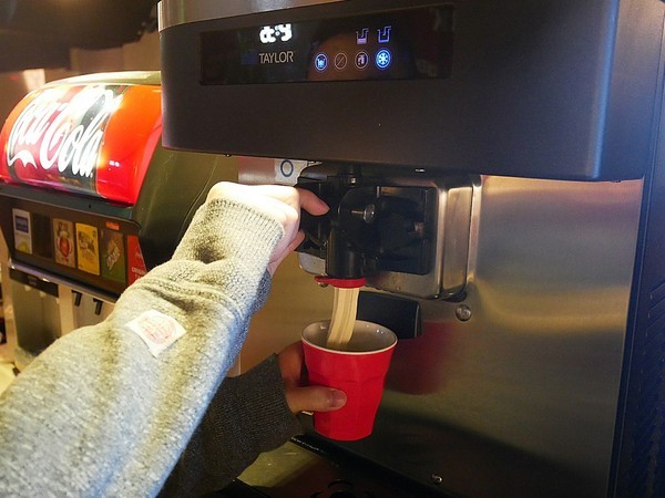 阿豬嘻烤肉村：阿豬嘻烤肉村-台北西門町韓式吃到飽  菜色種類多  肉品、熟食都不少  兩個人以上還有一份韓式泡菜鍋  多人聚餐超適合