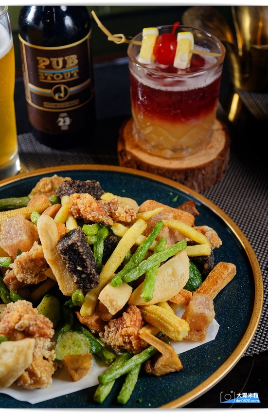 洞香春,店中店酒吧!一秒走進大亨小傳黑金奢華氛圍,隨機菜單深夜食堂x客製化調酒,捷運中山國中美食,台北調酒吧推薦, - 大胃米粒 DAVID & MILLY