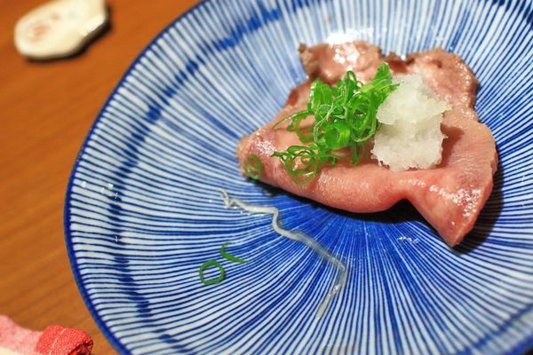 【台北美食】一笑-深夜小食堂！只有在這才能吃到的牛舌火鍋！