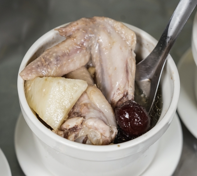 跳躍的宅男 - [捷運忠孝復興站美食]小時候冰菓室-花雕牛滷飯軟嫩好滋味 雞湯好喝又暖心 剉冰自製配料安心美味 台北東區美食傳統小吃