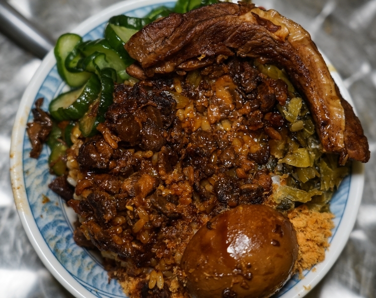 跳躍的宅男 - [捷運忠孝復興站美食]小時候冰菓室-花雕牛滷飯軟嫩好滋味 雞湯好喝又暖心 剉冰自製配料安心美味 台北東區美食傳統小吃