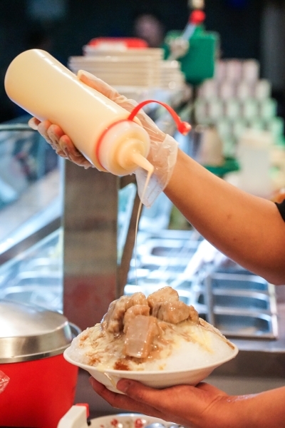 跳躍的宅男 - [捷運忠孝復興站美食]小時候冰菓室-花雕牛滷飯軟嫩好滋味 雞湯好喝又暖心 剉冰自製配料安心美味 台北東區美食傳統小吃