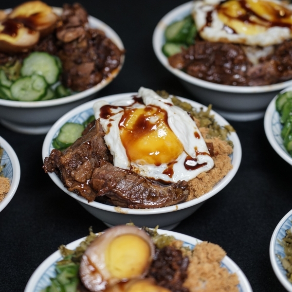 跳躍的宅男 - [捷運忠孝復興站美食]小時候冰菓室-花雕牛滷飯軟嫩好滋味 雞湯好喝又暖心 剉冰自製配料安心美味 台北東區美食傳統小吃