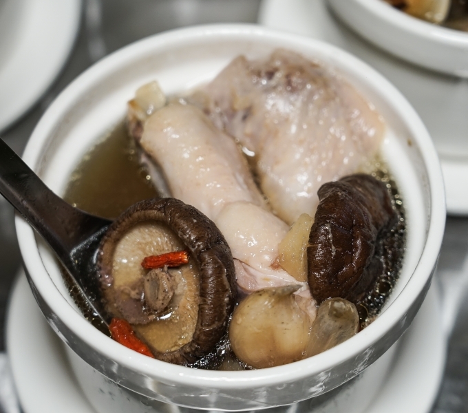 跳躍的宅男 - [捷運忠孝復興站美食]小時候冰菓室-花雕牛滷飯軟嫩好滋味 雞湯好喝又暖心 剉冰自製配料安心美味 台北東區美食傳統小吃