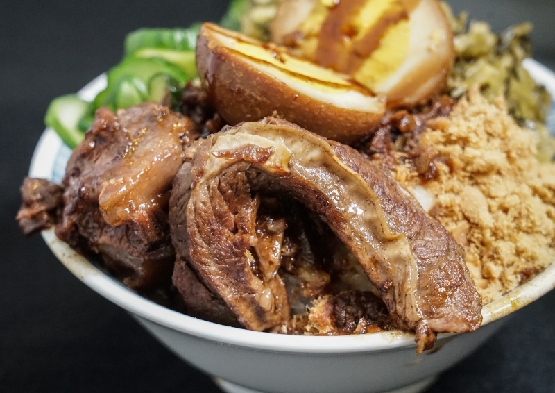 跳躍的宅男 - [捷運忠孝復興站美食]小時候冰菓室-花雕牛滷飯軟嫩好滋味 雞湯好喝又暖心 剉冰自製配料安心美味 台北東區美食傳統小吃