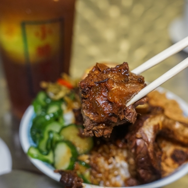 跳躍的宅男 - [捷運忠孝復興站美食]小時候冰菓室-花雕牛滷飯軟嫩好滋味 雞湯好喝又暖心 剉冰自製配料安心美味 台北東區美食傳統小吃