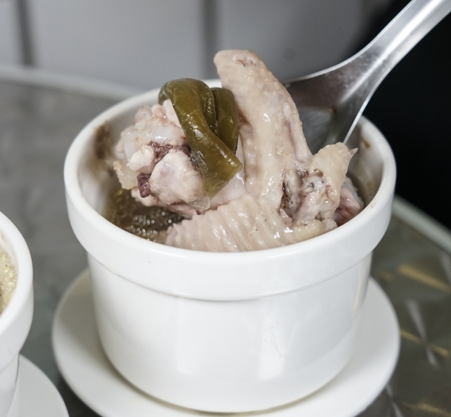 跳躍的宅男 - [捷運忠孝復興站美食]小時候冰菓室-花雕牛滷飯軟嫩好滋味 雞湯好喝又暖心 剉冰自製配料安心美味 台北東區美食傳統小吃