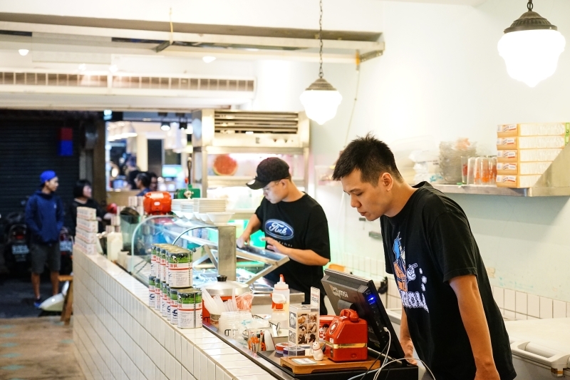 跳躍的宅男 - [捷運忠孝復興站美食]小時候冰菓室-花雕牛滷飯軟嫩好滋味 雞湯好喝又暖心 剉冰自製配料安心美味 台北東區美食傳統小吃