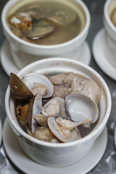 跳躍的宅男 - [捷運忠孝復興站美食]小時候冰菓室-花雕牛滷飯軟嫩好滋味 雞湯好喝又暖心 剉冰自製配料安心美味 台北東區美食傳統小吃