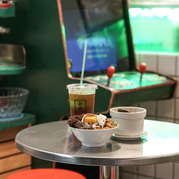 跳躍的宅男 - [捷運忠孝復興站美食]小時候冰菓室-花雕牛滷飯軟嫩好滋味 雞湯好喝又暖心 剉冰自製配料安心美味 台北東區美食傳統小吃