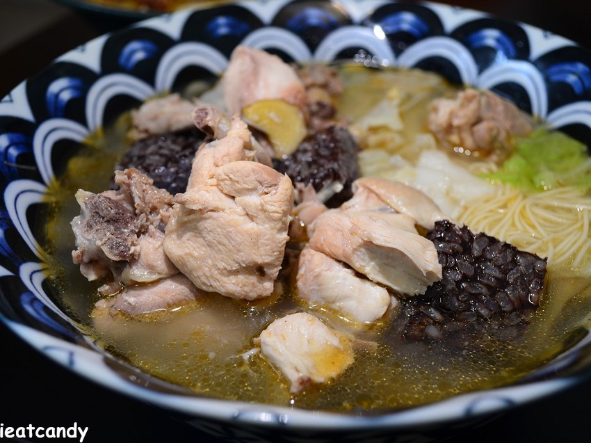 一碗滿滿配料的麻油雞湯麵線只要百元有找?-愛伊特candy的分享樂園