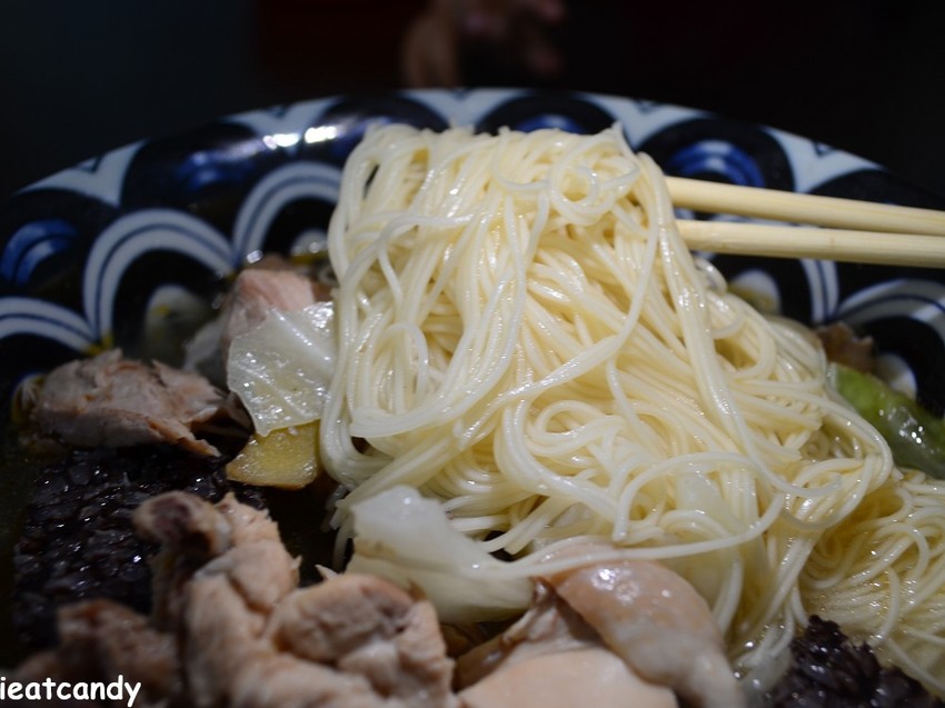 一碗滿滿配料的麻油雞湯麵線只要百元有找?-愛伊特candy的分享樂園