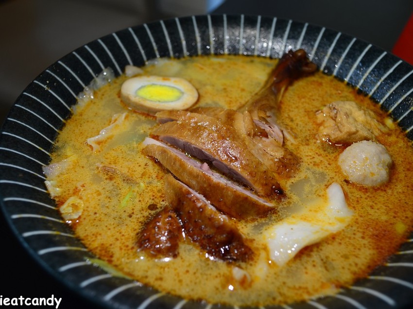 一碗滿滿配料的麻油雞湯麵線只要百元有找?-愛伊特candy的分享樂園