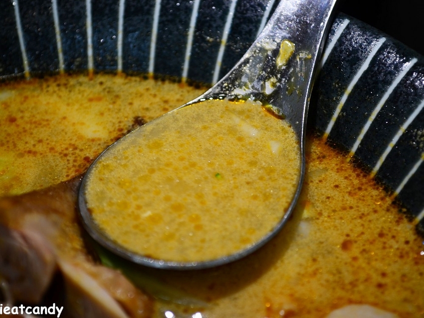 一碗滿滿配料的麻油雞湯麵線只要百元有找?-愛伊特candy的分享樂園