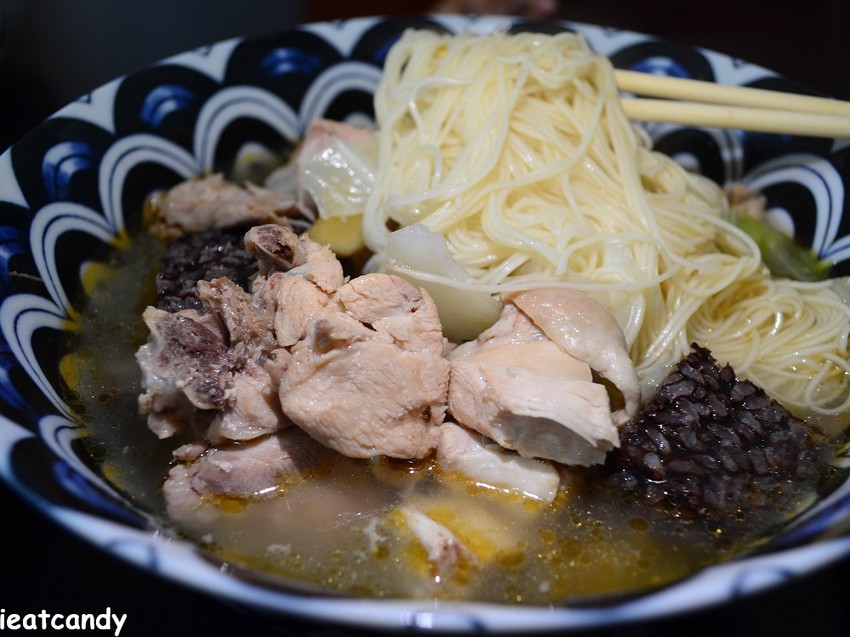一碗滿滿配料的麻油雞湯麵線只要百元有找?-愛伊特candy的分享樂園