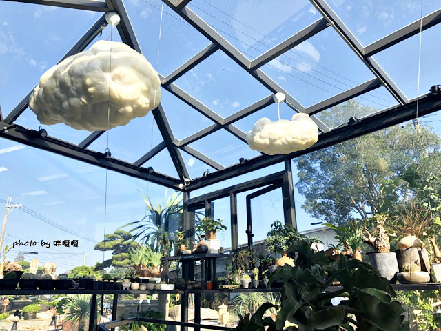 【彰化 田尾】酉 Succulent & Artwork☁☁☁捌程景觀設計內，唯美玻璃屋搭配沙漠造景，超多萌翻天的多肉植物還有雲朵造景，超好拍的小景點，園內販售咖啡，來個悠閒午後約會吧😉
