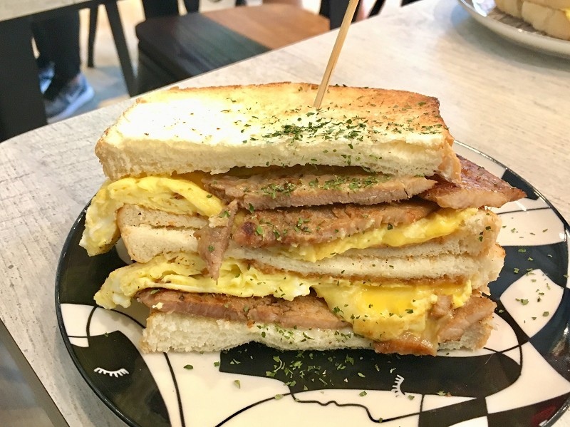 【板橋|新埔站】鳳梨寶堡 Pineapple Baby_傾瀉而下的芋泥讓芋頭控爆走了_厚厚的花生醬狙擊花生控的心