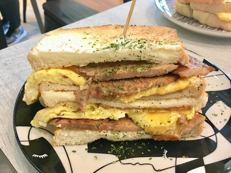 【板橋|新埔站】鳳梨寶堡 Pineapple Baby_傾瀉而下的芋泥讓芋頭控爆走了_厚厚的花生醬狙擊花生控的心