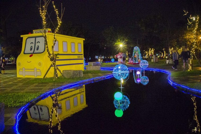 【活動.台北】2018新北市歡樂耶誕城~玩樂攻略看這裡,航向宇宙四大星系燈區,好美好拍、好玩有趣