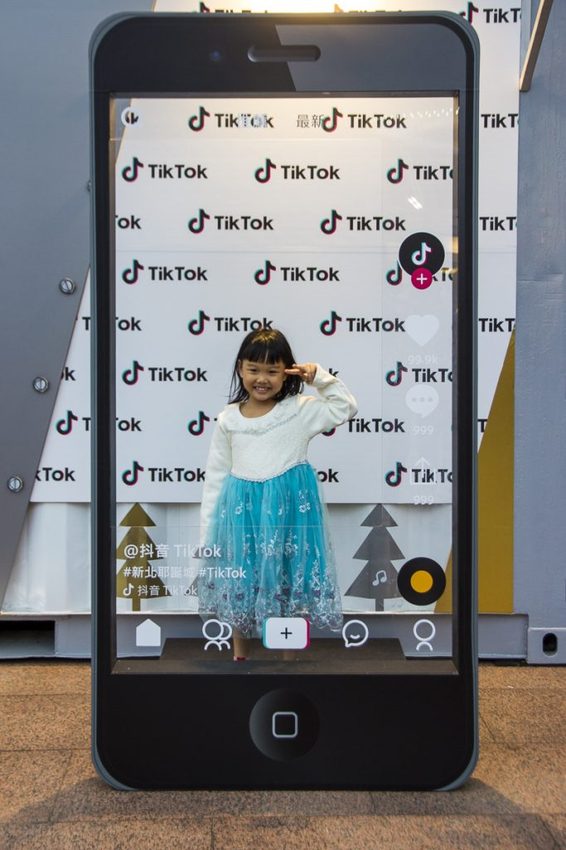 【活動.台北】2018新北市歡樂耶誕城~玩樂攻略看這裡,航向宇宙四大星系燈區,好美好拍、好玩有趣